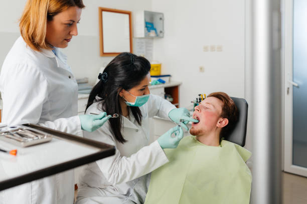 Best Emergency Tooth Extraction  in Cloverleaf, TX